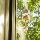 Rainbow Maker Kikkerland instalado en una ventana