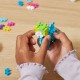 Niño construyendo mascotas con bloques Plus-Plus