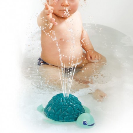 Niño jugando con Ludi Splash durante el baño