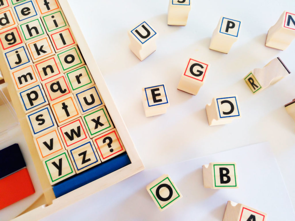 Imprenta de madera para niños. Sellos con letras para jugar y aprender lectoescritura,