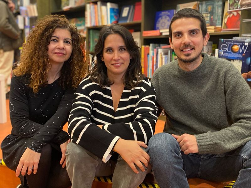 Equipo de libreros de Rayuela Infancia atendiendo a familias