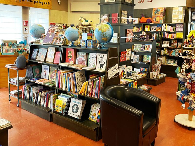 Detalle del ambiente acogedor en la Librería Infantil Rayuela