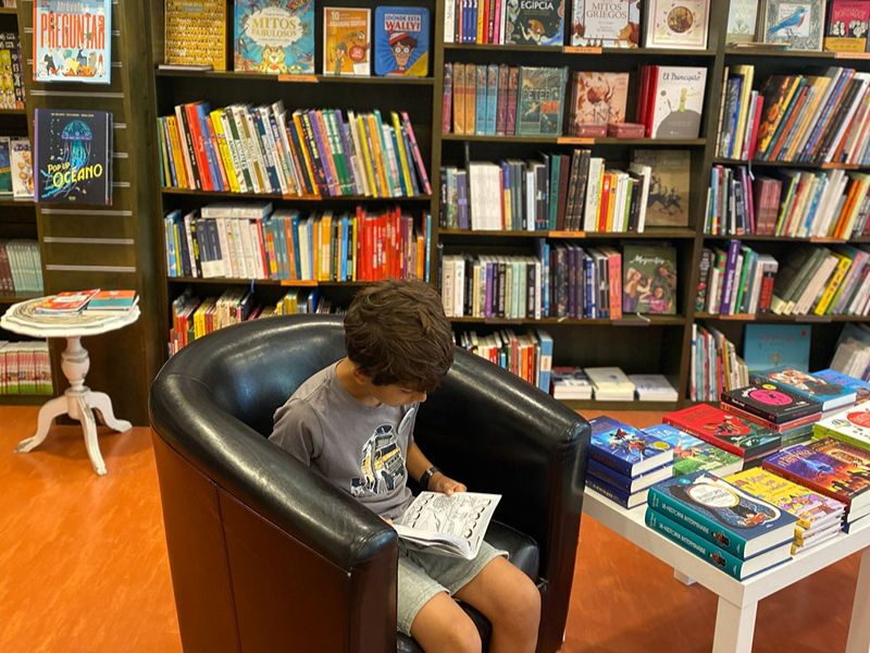 Sección de literatura juvenil y novedades en Rayuela Sevilla
