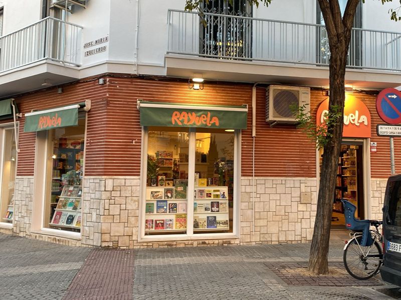 Entrada a la Librería Rayuela Infancia en zona Cruz Roja Sevilla