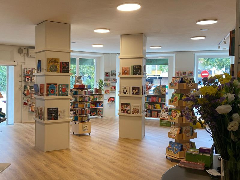 Mesa de recomendación de cuentos y primeros libros para bebés