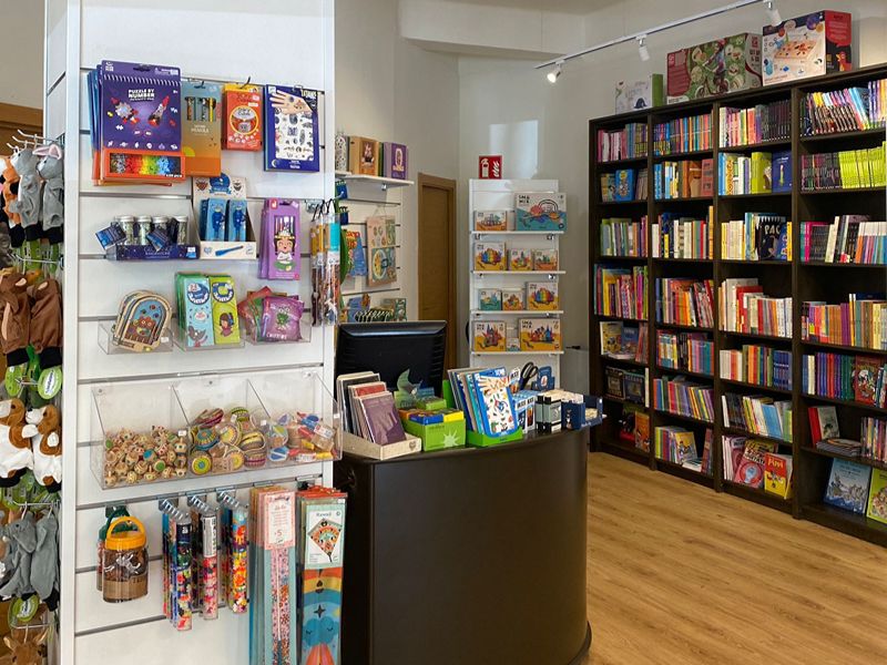 Estantería con juegos de mesa y material didáctico en Rayuela Infancia