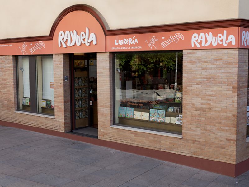 Fachada de Librería Rayuela Infancia en el centro de Sevilla
