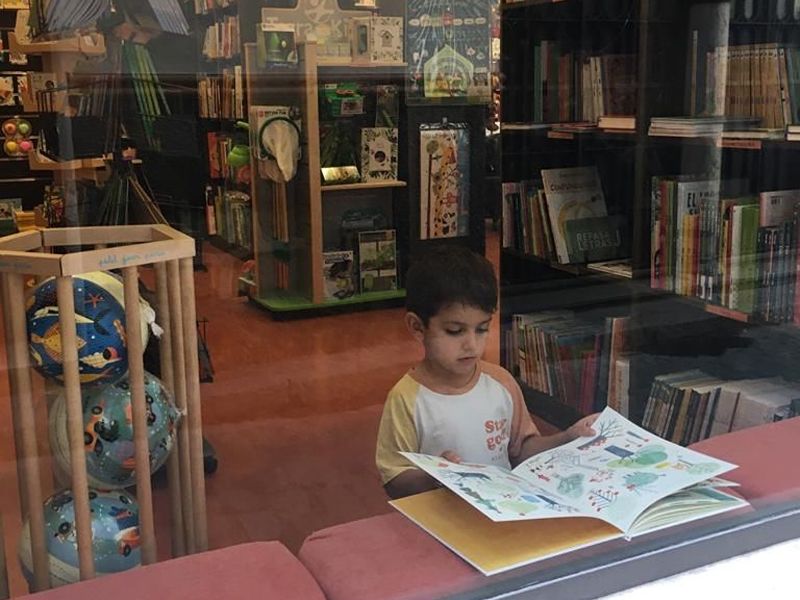 Escaparate con libros y novedades seleccionadas en Librería Rayuela