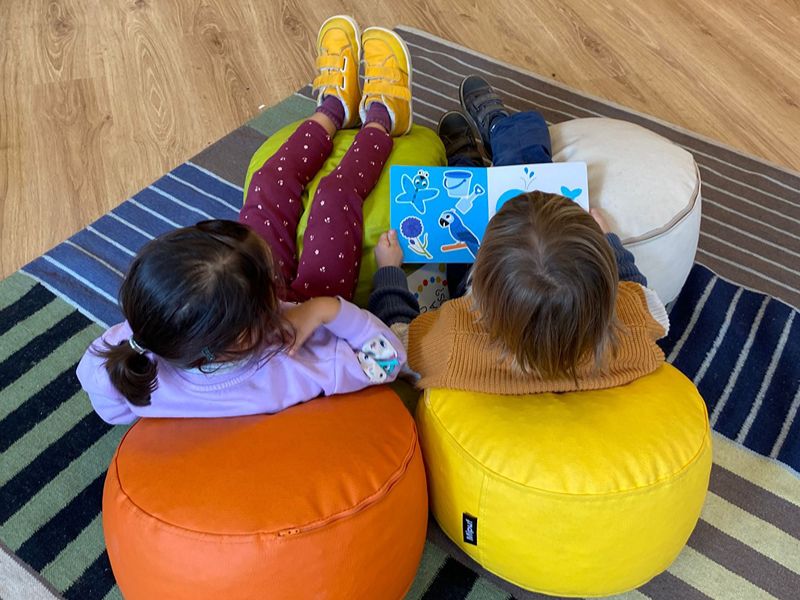 Rincón de lectura para niñas y niños en la librería Rayuela