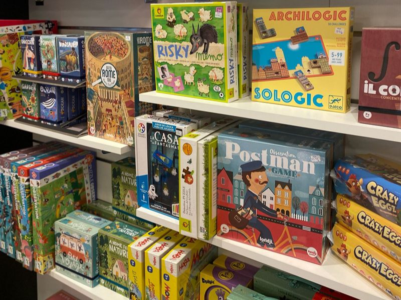 Expositor de juguetes educativos y materiales en Rayuela Infancia