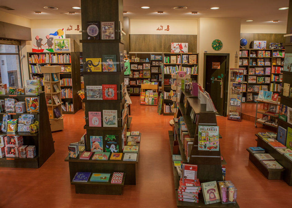 Interior con selección de álbumes ilustrados en Librería Rayuela Centro