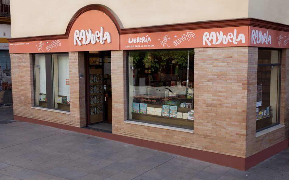 Fachada de Librería Rayuela Infancia en el centro de Sevilla